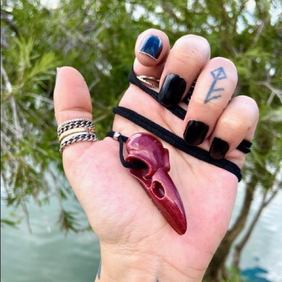 🖤Handmade red resin skull raven bird necklace - Picture 7 of 11